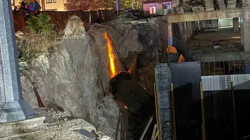Gaziantep’te kaza yapan otomobil inşaat çukuruna devrildi