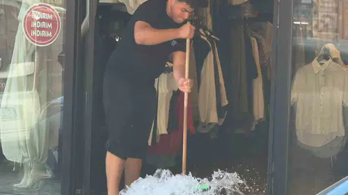 Yalova’da ana su borusu patladı ve caddeyi göle çevirdi