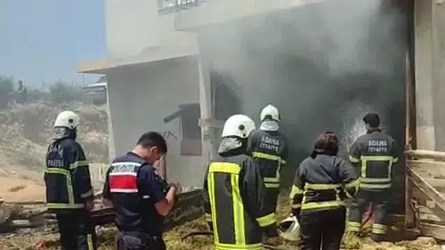 Kozan'daki ev yangını samanları küle çevirdi