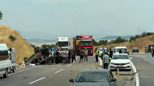 Adıyaman'da iki araç kafa kafaya çarpıştı