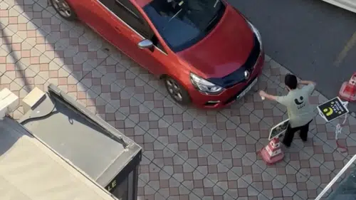Kağıthane'de otopark kavgası Sürücü aracını valenin üzerine sürdü