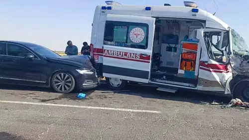 Nusaybin yolunda ambulans kazası 3 yaralı