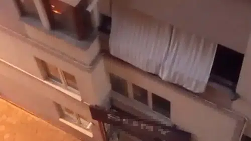 Denizli’de balkonda asılı kalan çocuk ölümden döndü