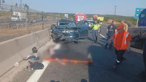 Otoyolu'nda can pazarı: Üç aracın karıştığı feci kazada bilanço ağır