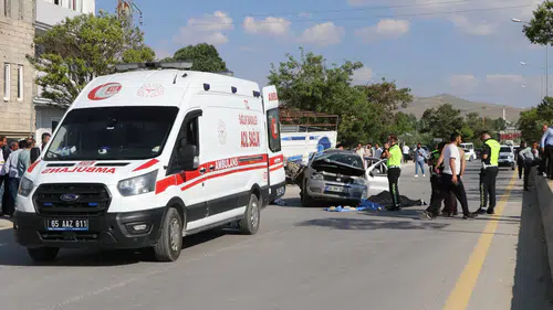 Van'da park halindeki kamyona çarpan otomobil can aldı