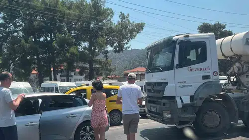 Muğla yolunda üç araç birbirine girdi