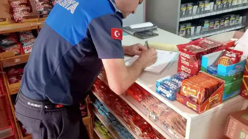 Koçarlı marketlerinde zabıta denetimi mesaisi