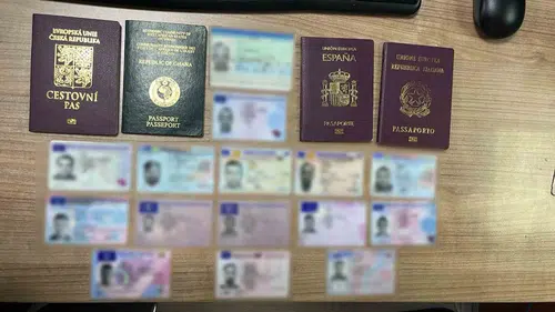 Kargo paketlerinden çıkan sahte pasaportlar yakalandı