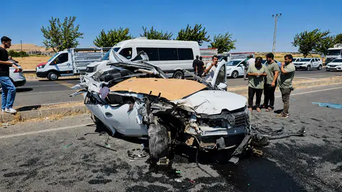 Şanlıurfa'da feci kaza Otomobil TIR'ın altına girdi