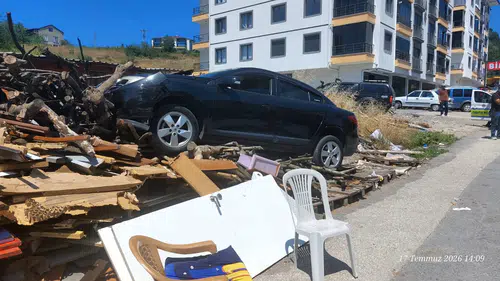Ereğli'de fırın önündeki odun yığınına çarpan otomobilde 6 kişi yaralandı