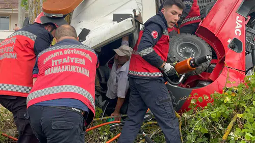 Serdivan'da vinçli kamyonet devrildi sürücü kabinde sıkıştı