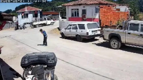 12 yaşındaki Eren'den herkese örnek olacak bayrak hassasiyeti