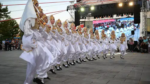 Kartepe meydanında Balkan rüzgarı esti