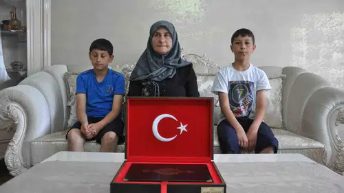 Kars’ta yedi yıl arayla aynı noktada bayrak nöbeti