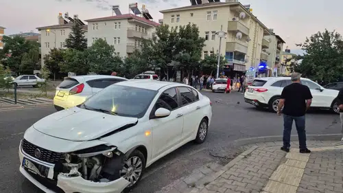 Bingöl Kültür Mahallesi’nde iki araç çarpıştı