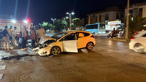 Manisa’da gece vakti kavşakta iki araç birbirine girdi