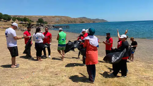 Tatvanlılar şehitleri andı Van Gölü kıyısını temizledi