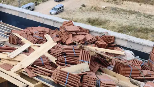 İnegöl’deki inşaatta kiremitler işçilerin üzerine devrildi