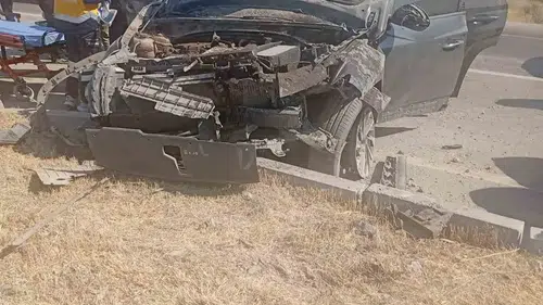 Karapınar yolunda direksiyon hakimiyeti kaybedilince araç refüje çarptı