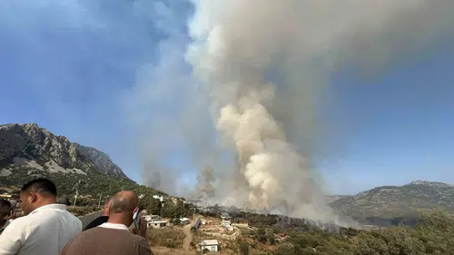 Antalya Kumluca yangını trafiği durdurdu