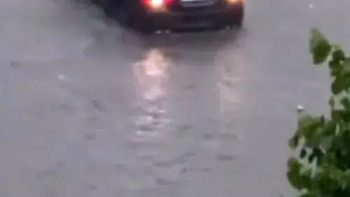 İstanbul’da aniden bastıran sağanak trafiği kilitledi