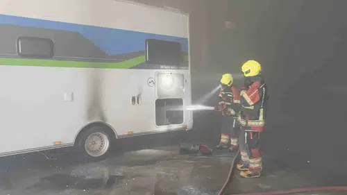 Burhaniye'de park halindeki karavan alevlere teslim oldu
