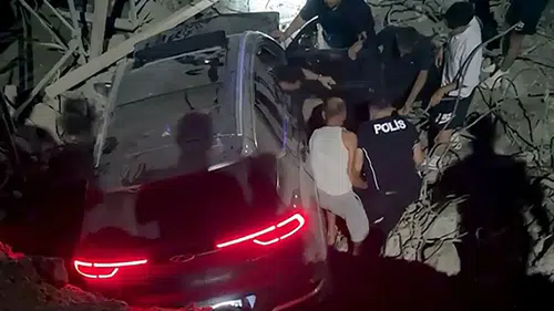 Hatay'da inşaat halindeki köprüden düşen araçta iki kişi yaralandı
