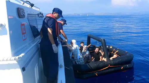 Marmaris açıklarında can salına terk edilen 8 kişiyi Türk ekipler kurtardı