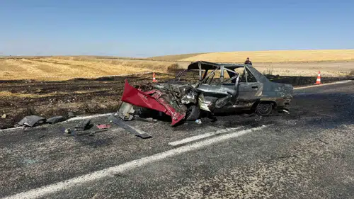 Afyonkarahisar’da iki otomobil çarpıştı ve bir araç alev aldı