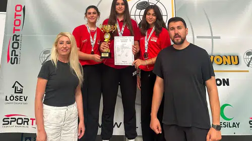 Manisalı genç sporcular Mersin’de rekor kırdı