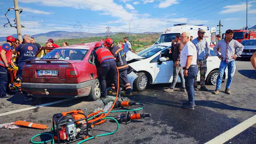 Pamukova yolunda feci kaza 1’i bebek 7 kişi yaralı
