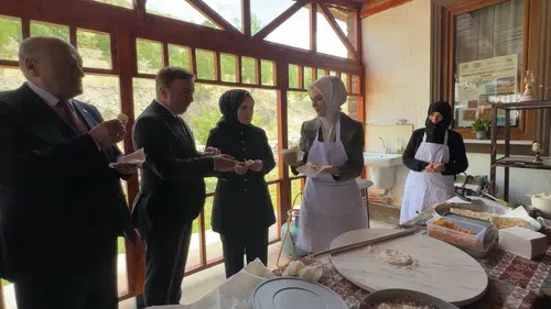 Bakan Göktaş mutfağa girdi Erzincanlı kadınlarla gözleme yaptı