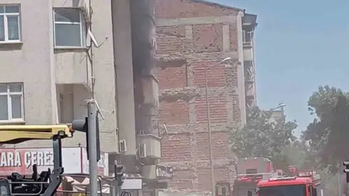Elazığ’da bir apartmanın giriş katı alevlere teslim oldu