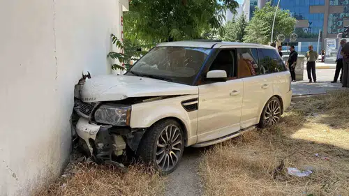 Elazığ’da kontrolden çıkan cip dehşet saçtı