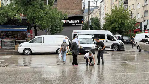 Bursa'da kamyonetten yola saçılan karpuzlar trafiği birbirine kattı