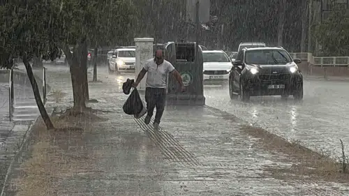 Edirne'de aniden bastıran sağanak şehri teslim aldı