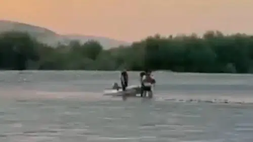 Batman'da yükselen sularda mahsur kalan iki kişi kurtarıldı