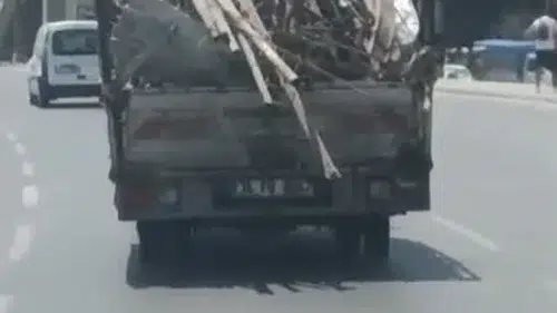 Zeytinburnu trafiğinde yürekleri ağza getiren demir yüklü kamyonet