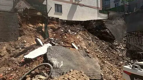 Çekmeköy'de inşaat kazısı çöktü 32 kişi evinden tahliye edildi