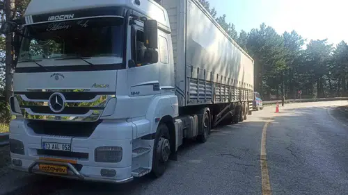 Karabük yolunda savrulan dorse faciaya ramak bıraktı