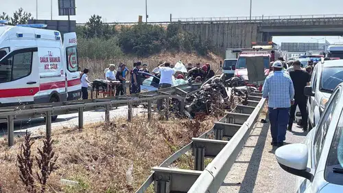 Bursa'da otomobil bariyerlere saplandı iki kişi ağır yaralandı
