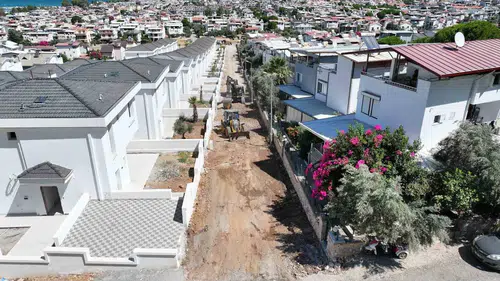 Didim Akbük’te bozulan yollar yenileniyor