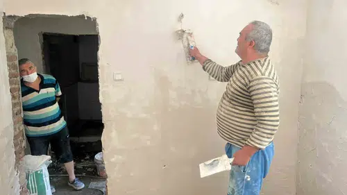 Isparta'da bir ailenin ev tadilatı belediye eliyle tamamlanıyor