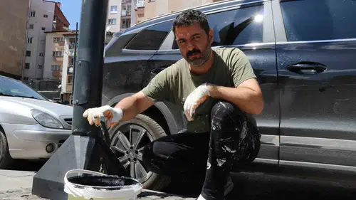 Sivaslı boyacı paslı sokak direklerini kendi imkanlarıyla yeniledi