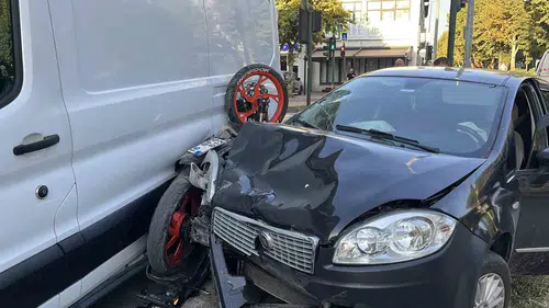 Bursa'da iki araç arasında kalan motosikletli genç ağır yaralandı
