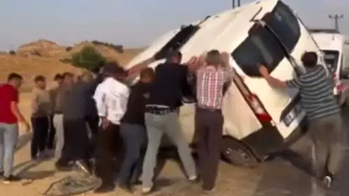 Kozluk yolunda kaza geçiren minibüs yan yattı