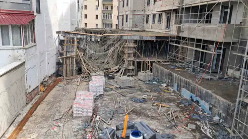 Erzurumda beton dökümü sırasında inşaat çöktü