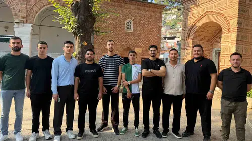 Osmangazili gençler ecdat yadigarı türbelerin bakımını üstlendi