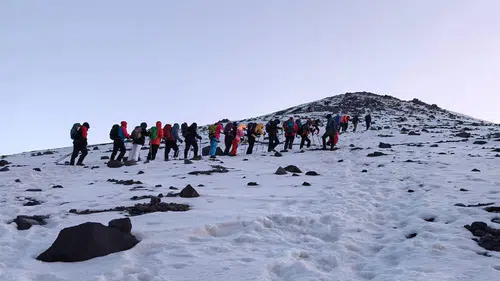 Ağrı Dağı zirvesinde sıra dışı akademik yıl açılışı