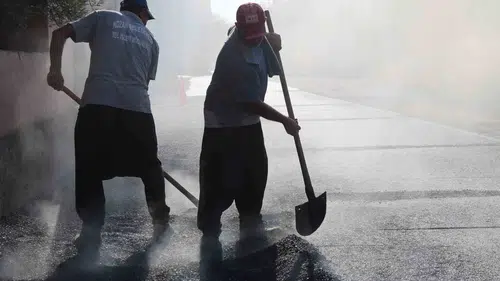 Adana’da asfaltın üzerinde yumurta pişiren zorlu mesai